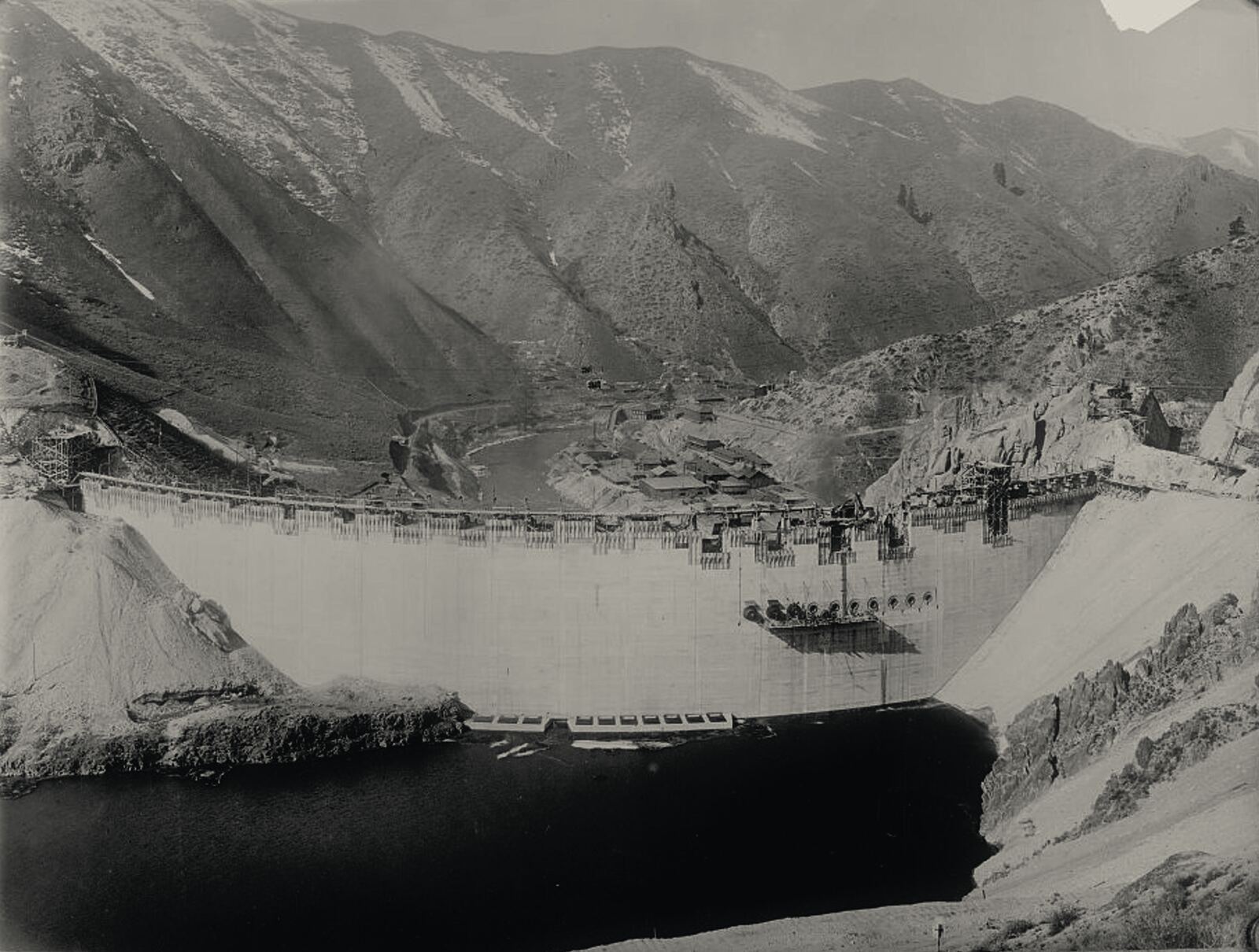 Arrowrock Dam in October 1915, newly completed, with its reservoir filling in the canyon behind it.